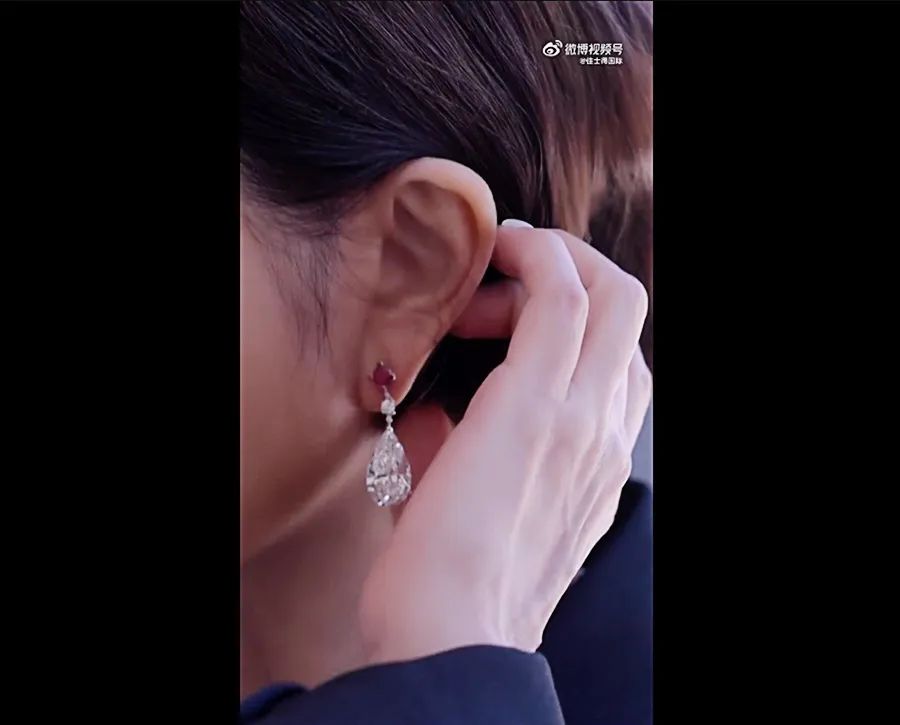 关之琳拍卖珠宝钻石手链,关之琳拍卖珠宝3个亿