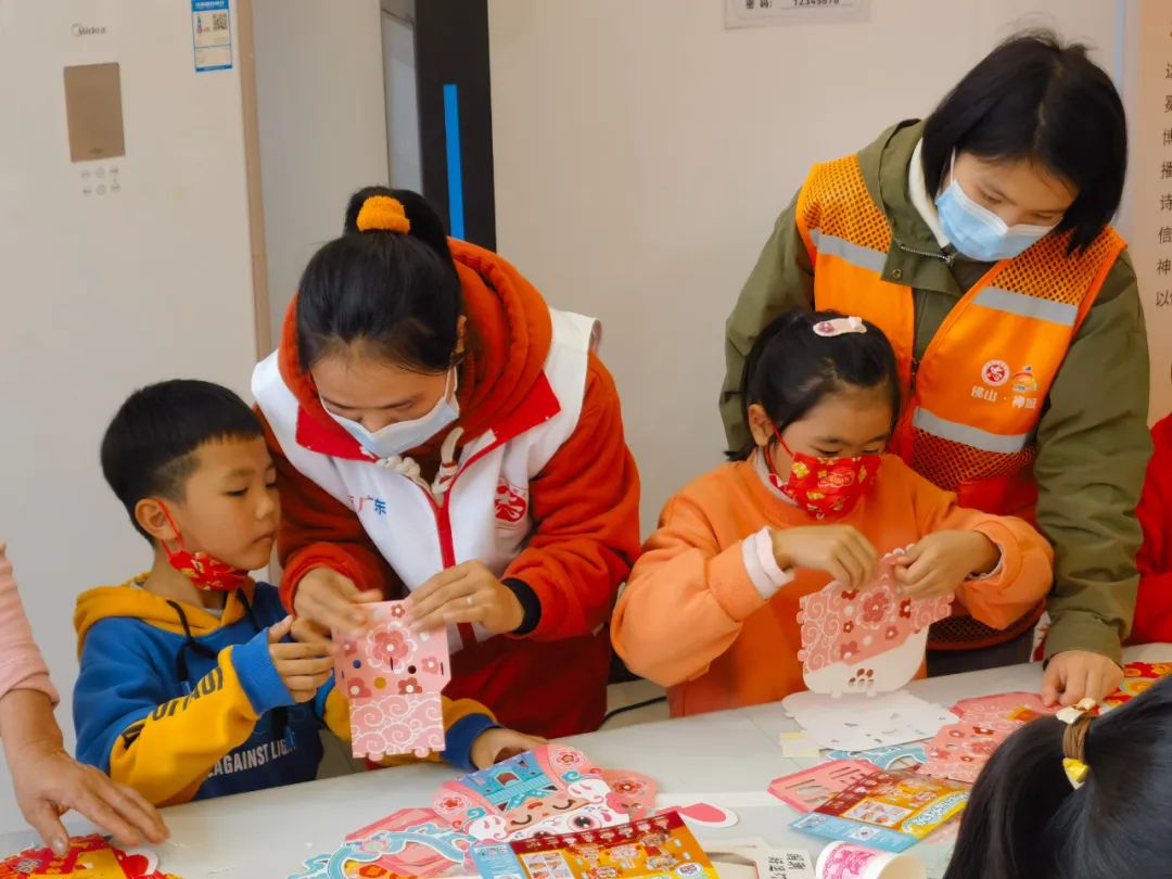 妇女姐妹秀巧手自制花灯闹元宵,闹元宵手工作品龙年