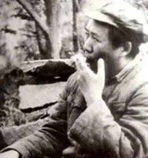 毛主席晚年生病后一抽烟就咳嗽，*先念李**知道后：您可以试试雪茄烟