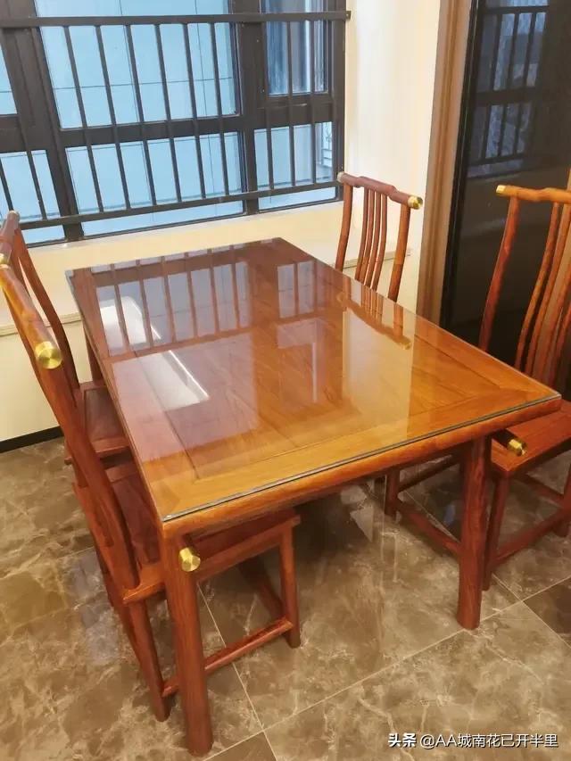 老公先斩后奏花2000多买了这丑不拉几的桌子,我真的好想扔了……