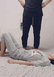 去足疗店按摩的时候遇到了自己的前女友，怎么样才能化解尴尬？哈