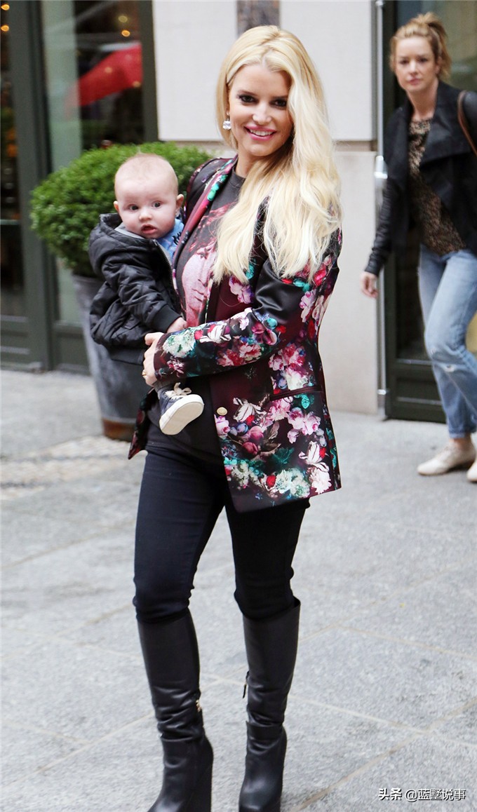 美国歌手杰西卡辛普森写真,杰西卡母亲凯瑟琳