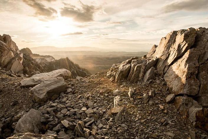 山东发现宝石村：漫山遍野不起眼的碎石头，实际是价值连城蓝宝石