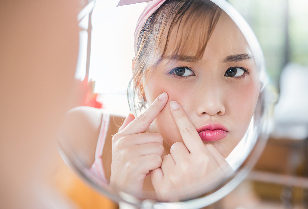 脸上长白头粉刺咋消除,脸上长粉刺疙瘩怎么办