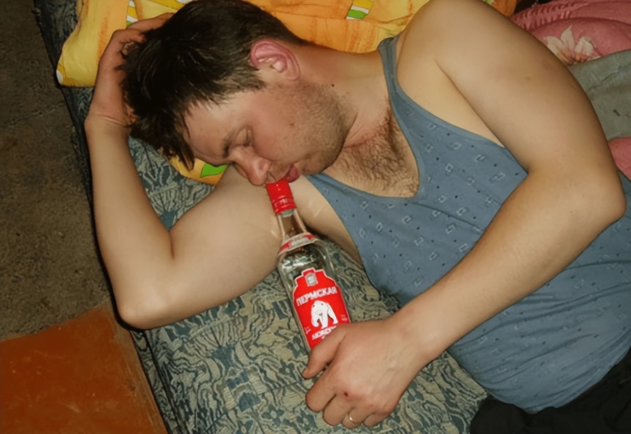 士兵“开战车”去喝酒,普京大怒下令抓捕,俄式酗酒何屡禁不止?