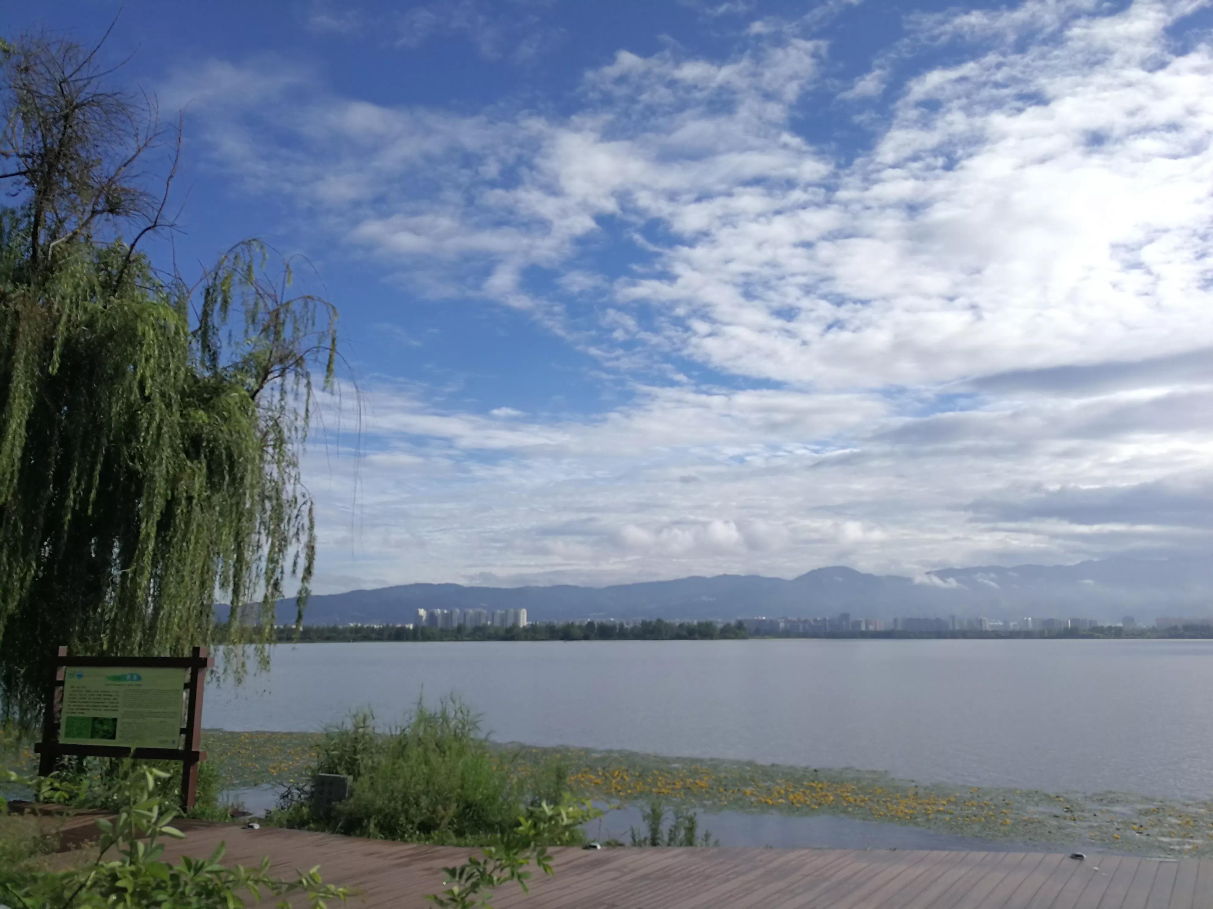 退休老两口在四川西昌旅游，被邛海惊艳