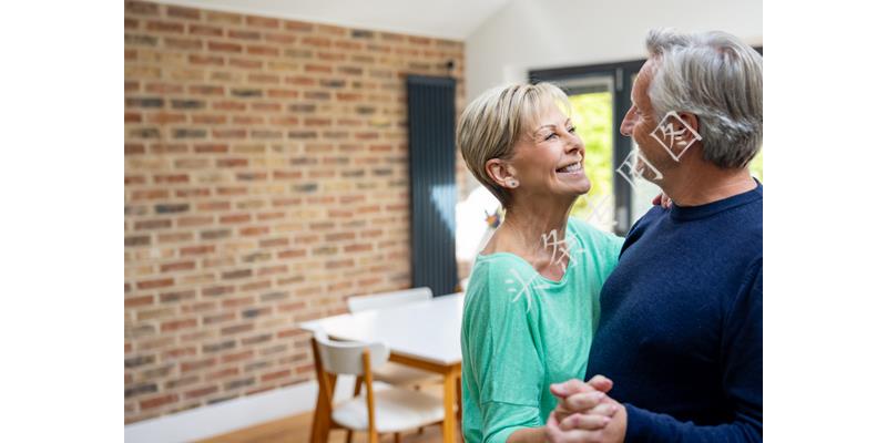 56岁阿姨：我爸和继母恩爱50年，继母去世，我才知道一切都是假象