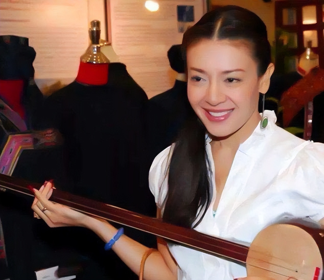 出轨、宫斗、夺权，泰国王室“十世而亡”的诅咒会应验吗？