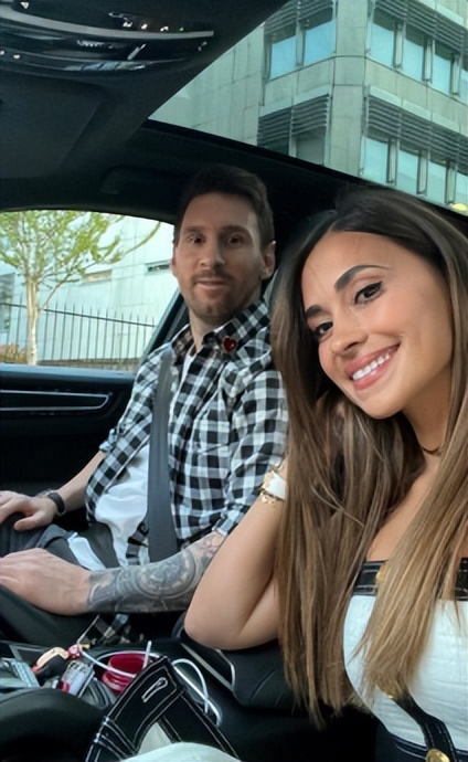 梅西获得金球奖c罗握手梅西,梅西工资卡给老婆