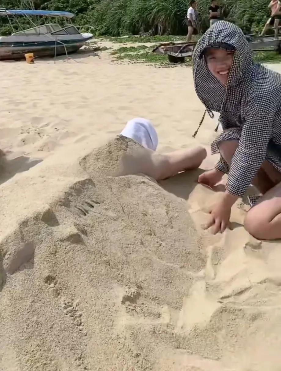 辽宁美女去荷兰寻找机会，偶遇荷兰男子，发现荷兰人喜欢中国文化