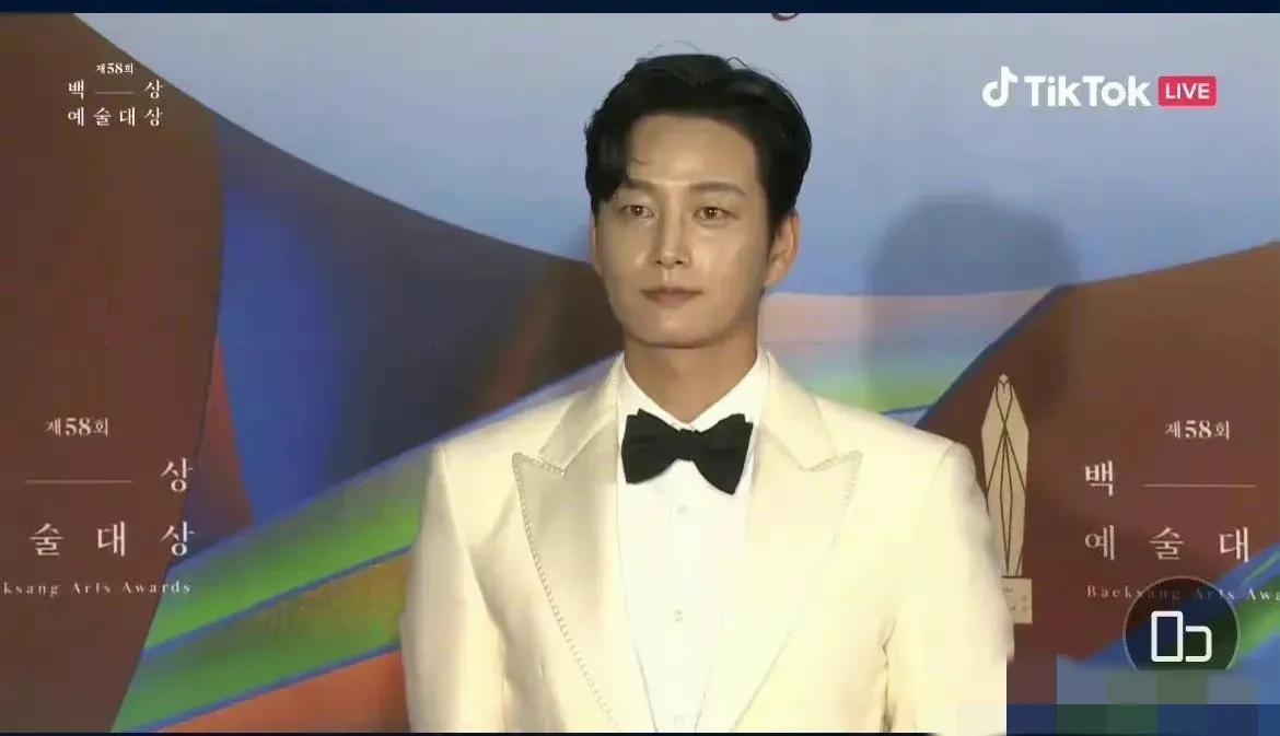 韩国学生党提气色润唇膏,润唇膏涂脸韩剧