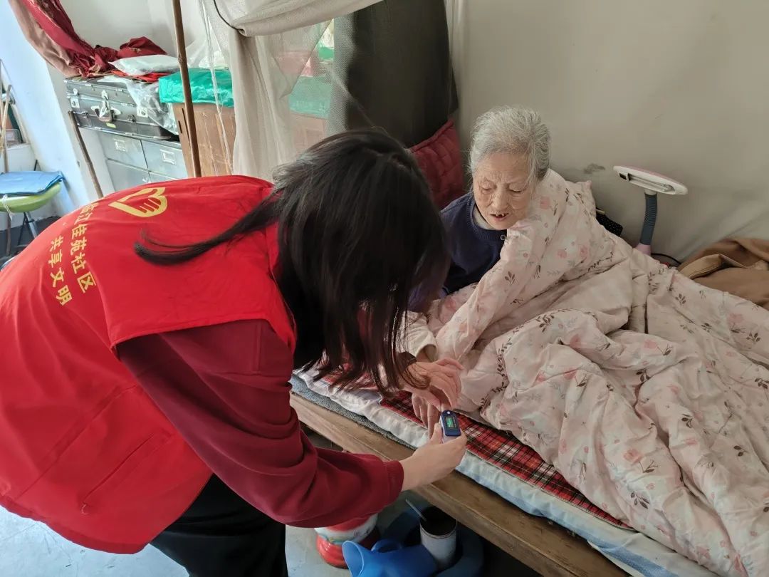 疫情期间给困难户送抗疫暖心包,疫情救助暖心包