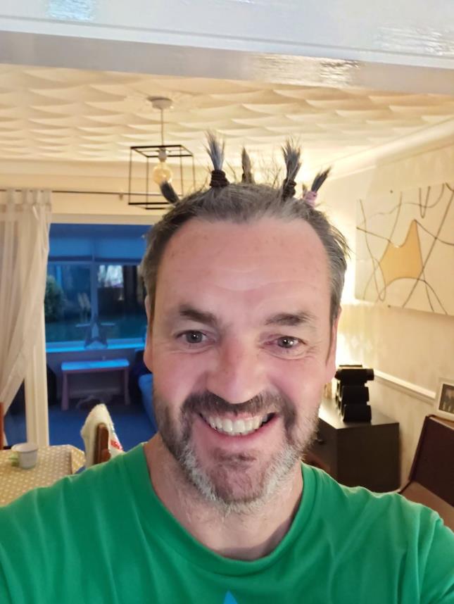 盘点女儿给爸爸的化妆技巧,外国女儿给老爸化妆