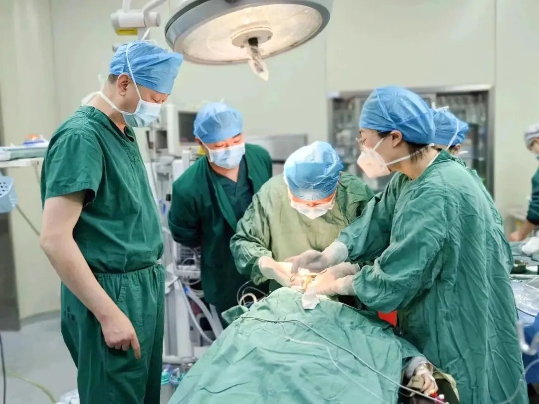 2月8、9日，重医儿院院长李秋率队到宜宾一医院开展免费诊疗活动