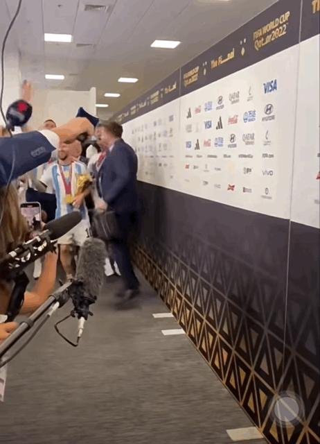 梅西夺冠后亲吻妻子,梅西夺冠亲吻爱妻