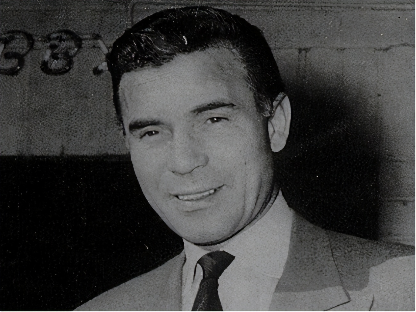 “软饭王”鲁维罗萨：娶过5位富婆，被送轰炸机和超跑，56岁身亡