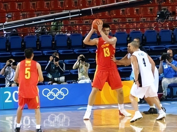 战胜巴西西班牙挺进四强,姚明带队的中国男篮