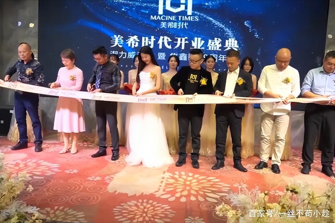 网红富婆租车拍视频装有钱人,养豹的富婆