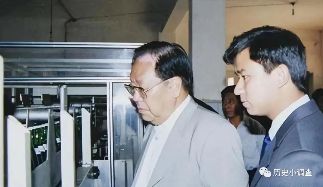 他是国军将领之子，曾担任云南省委书记，被当地群众称为“大爹”