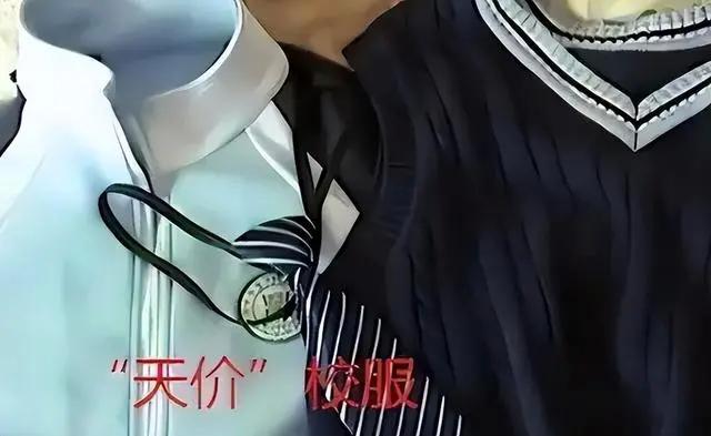 校服又出事？江苏一中学校服拆开都是塑料薄膜，网友：啥钱都敢赚