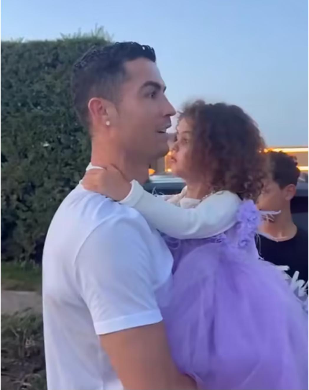 乔治娜送c罗几台车了,乔治娜送了几辆车给c罗了