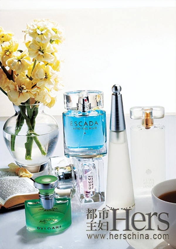 香水各种场合涂法,香水使用的两种基本方法是