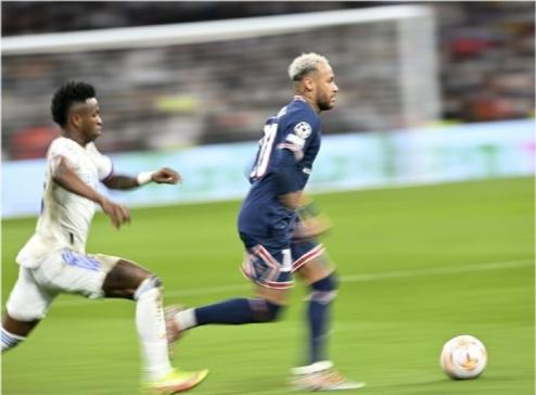 欧冠皇马5-2逆转利物浦本泽马双响,皇马淘汰巴黎本泽马犯规了么