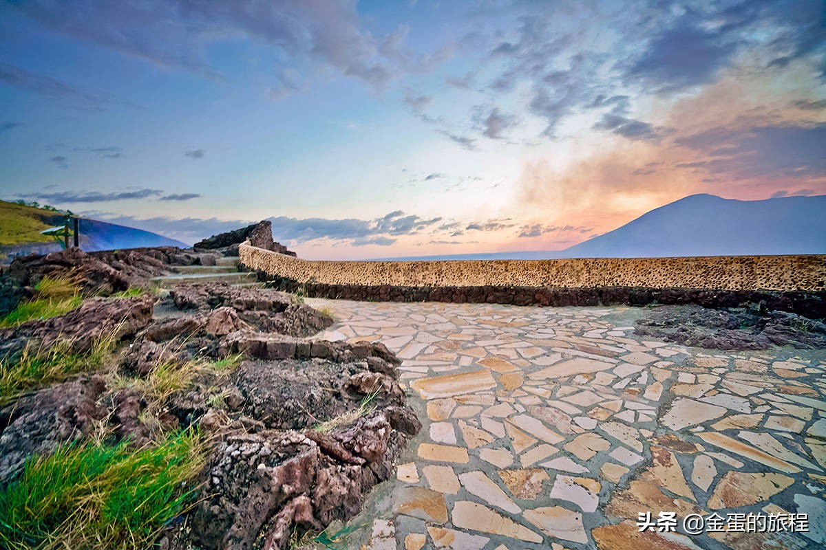 开汽车上活火山口,停车就能见到熔岩湖,这里是尼加拉瓜的马萨亚