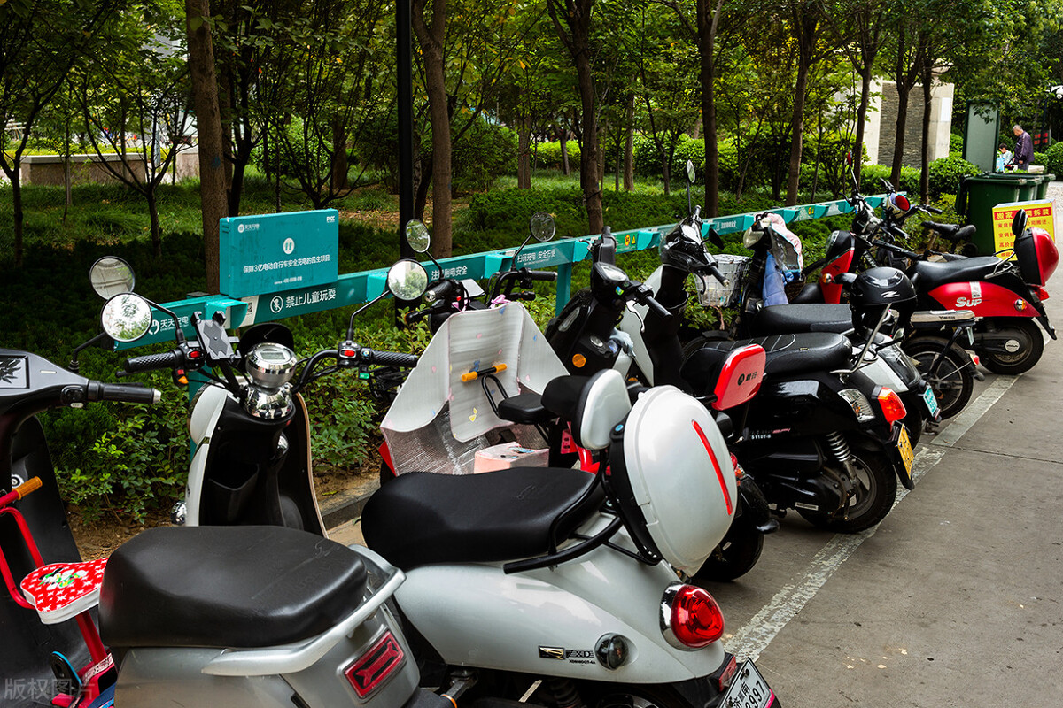 电动自行车在车棚充电自燃责任,电动汽车充电自燃谁有责任