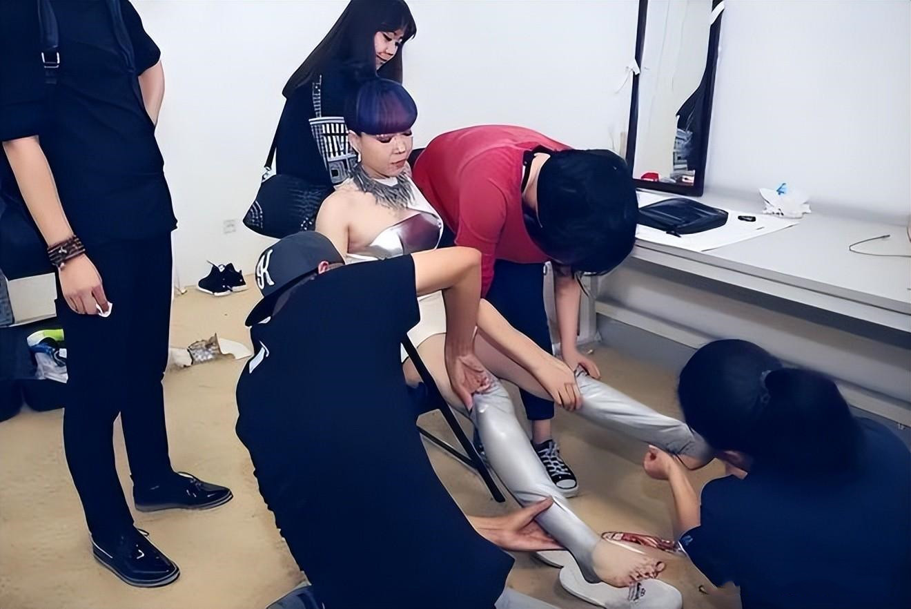 助理伺候明星捏脚,助理伺候明星跪下打伞