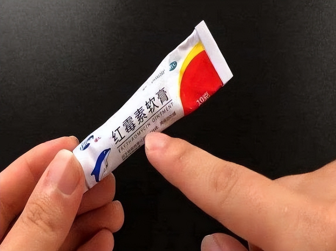 长期用红霉素软膏涂抹脸部皮肤,用红霉素软膏涂眼睛