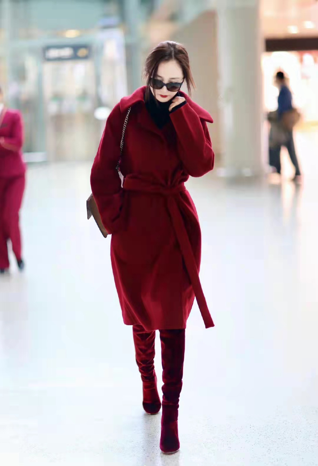 杨幂穿红色羊绒大衣配酒红麂皮及膝靴，轻奢时尚，优雅美丽过新年