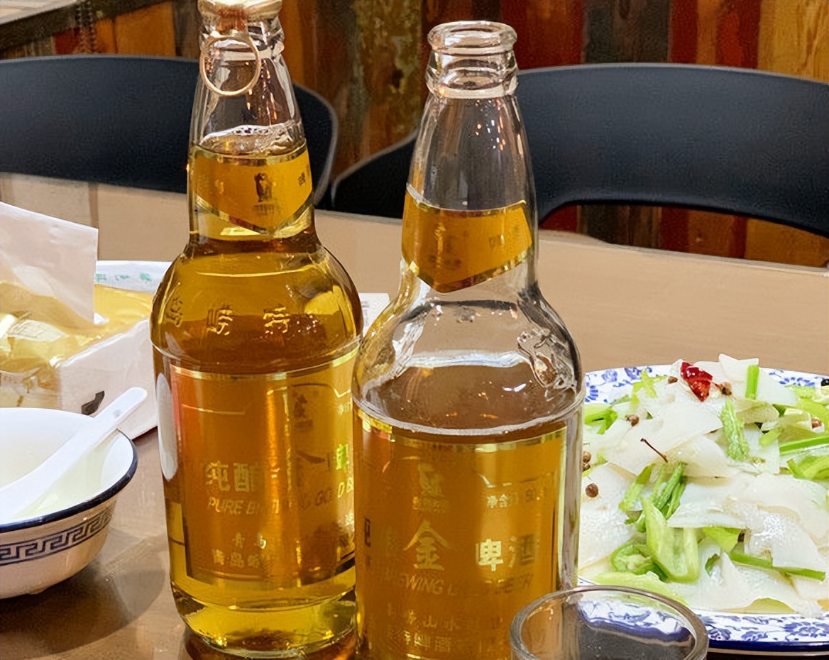 一瓶啤酒相当于多少白酒涨知识了,两瓶啤酒酒精含量等于几两白酒