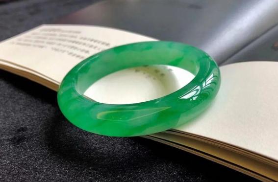 如何摘手镯下来视频,摘手镯摘不下来