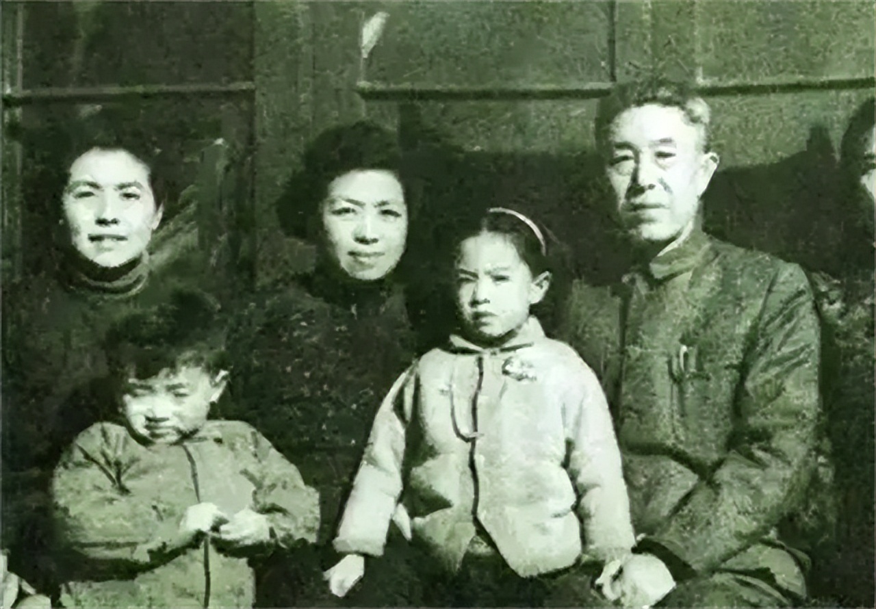 国民*党**中将郑洞国:建国后官至正部,次子在台湾失联