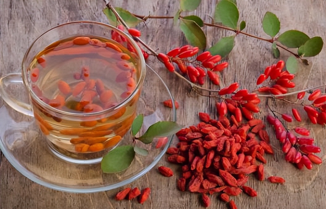 男人喝枸杞水能降血糖吗,长期用枸杞泡水喝是养肾还是伤肾