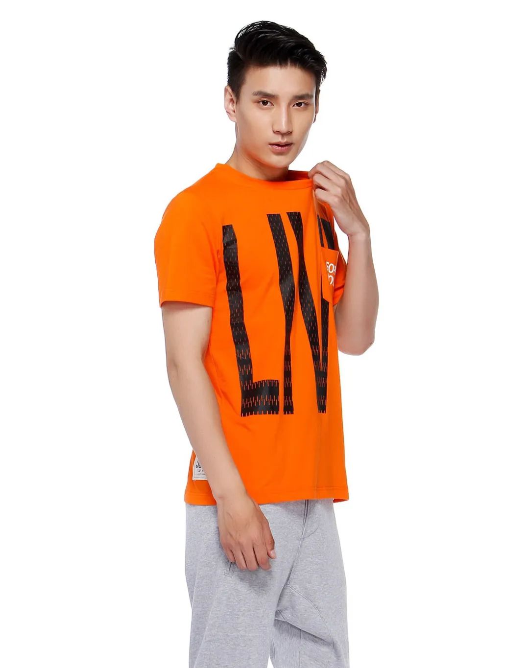 男士橙色系短袖T恤搭配什么颜色裤子既好看又高级还时髦