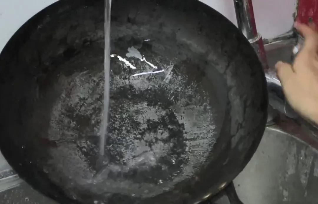 铁锅永不生锈秘诀白醋,铁锅生锈没有小苏打怎么处理