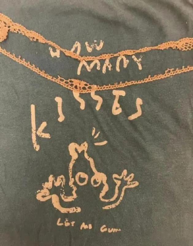 知名“江南布衣”屡犯辱华、下流、暗黑图绘童装，究竟有何居心？