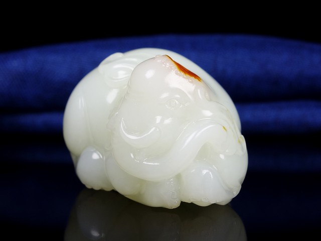 和田白玉泛黄还是泛青好,佩戴和田白玉对身体有什么好处