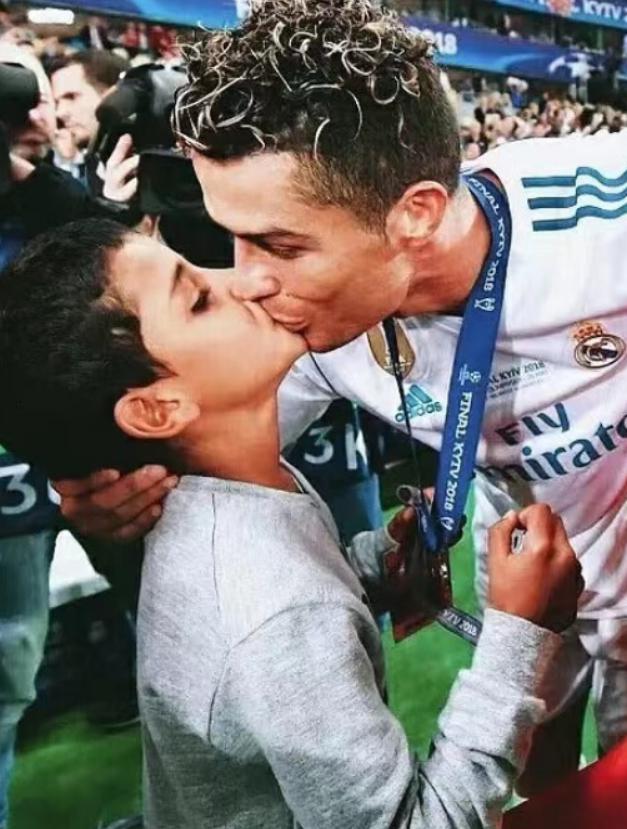 c罗有几个孩子继承了足球天赋,c罗儿子继承足球