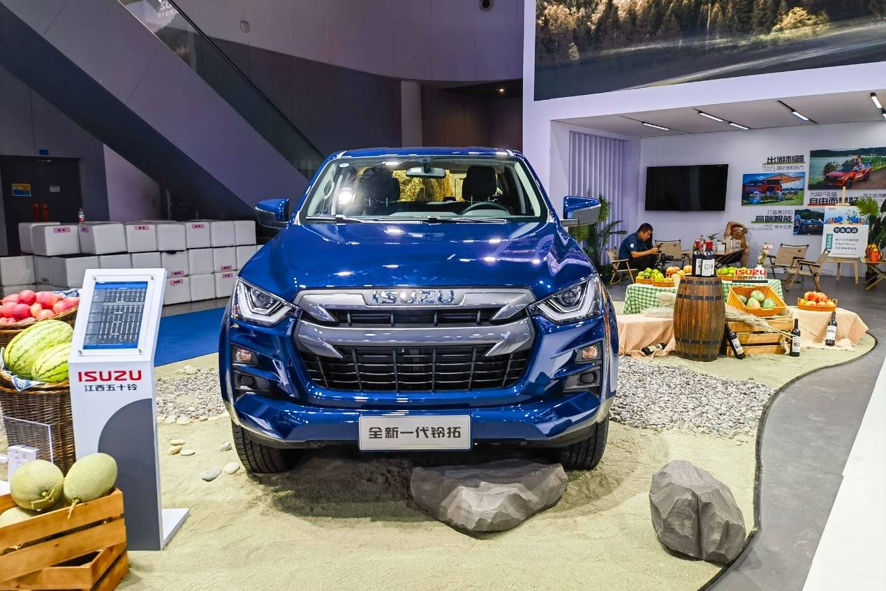 五十铃皮卡铃拓和d-max外观区别,五十铃皮卡铃拓2.5t四驱手动测试