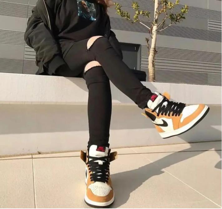 前脚洗,后脚丢!学生丢800元一双袜子终暴雷,高中生炫富炫在脚上