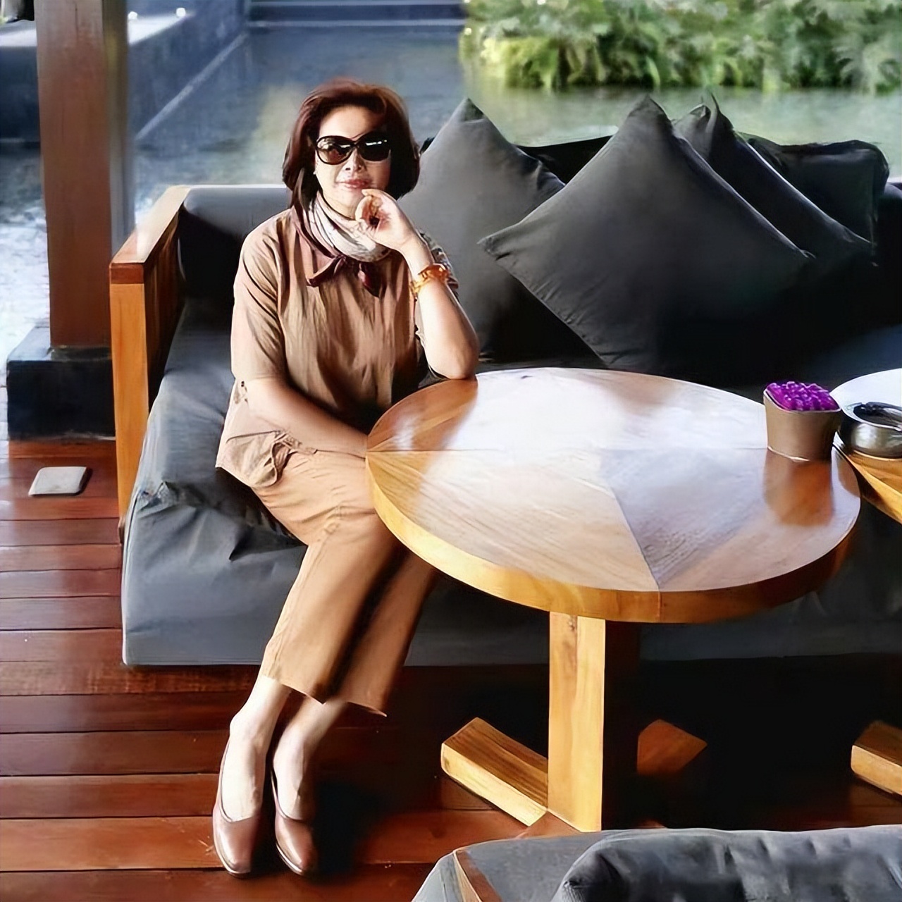 女人上了年纪尽量少穿这四种鞋,女人上了年纪少穿4种鞋裙子搭配