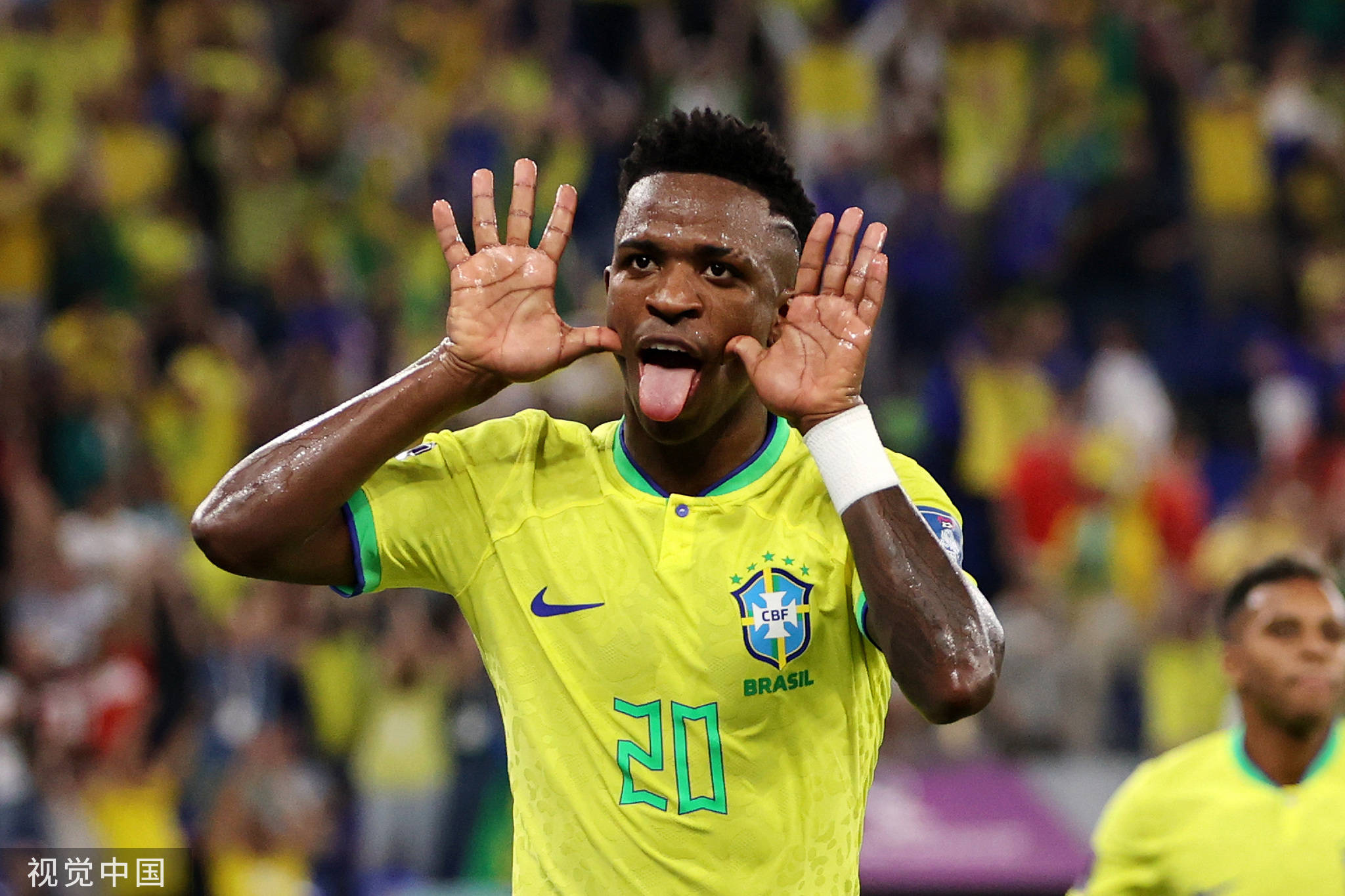 维尼修斯肩负重任，穿上皇马7号球衣再次备受瞩目