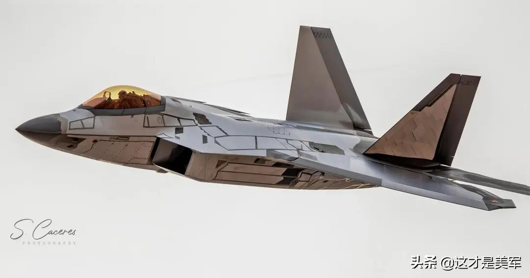 f-22战斗机空战很难赢原因,f-22战斗机有几个内置弹舱