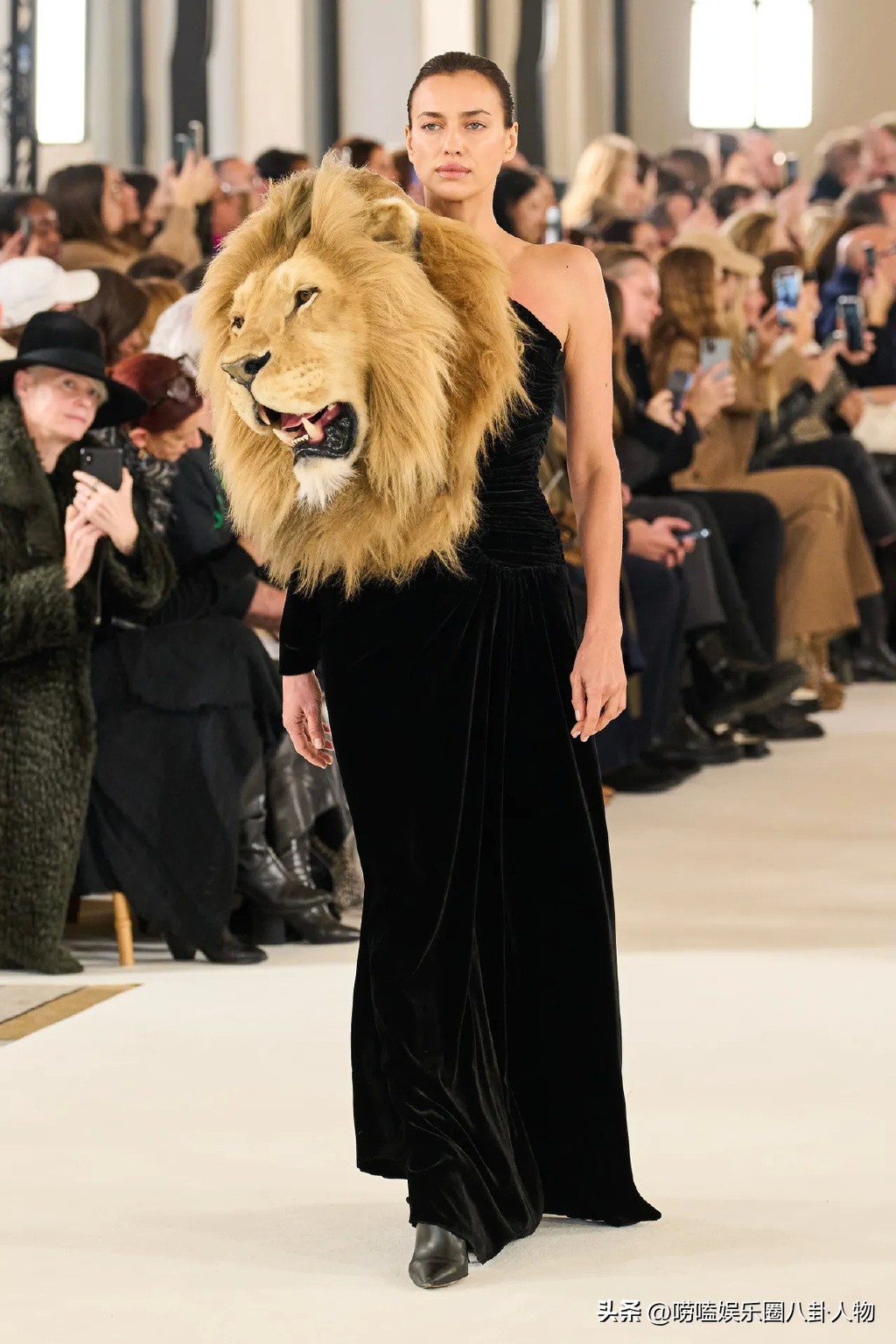 37岁伊莲娜吊打卡戴珊家金小妹，肩抗狮子头好轻松，自己赚钱真爽