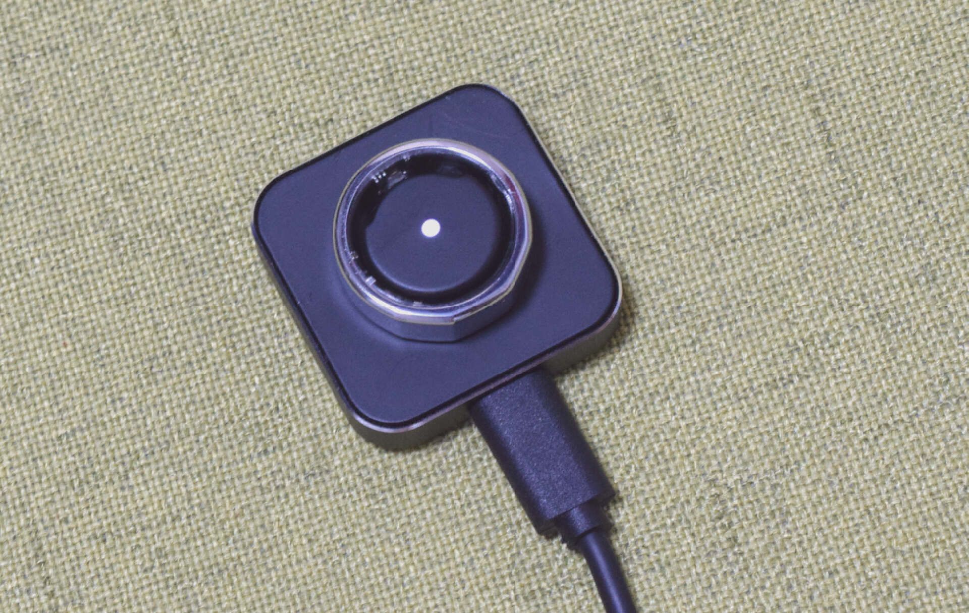 有了QuzzZ智能指环，送老婆礼物多了一份贴心选择