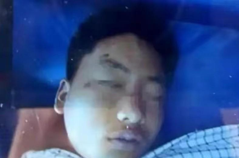 15岁男孩撞破母亲奸情，*夫情**掐脖子母亲按双腿，男孩放弃挣扎