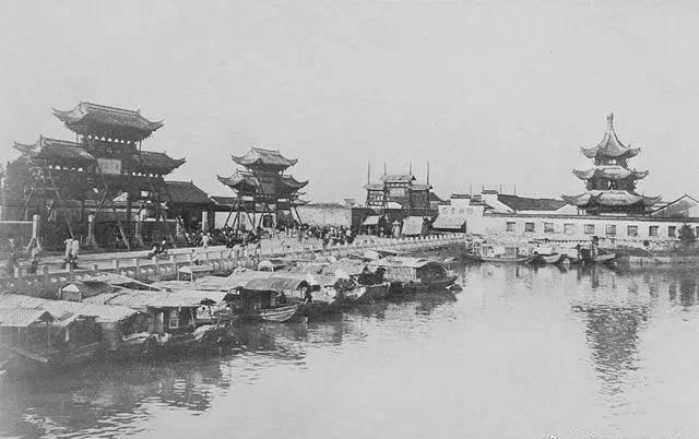 日军当着国军的面杀俘虏,日军侵华兽行